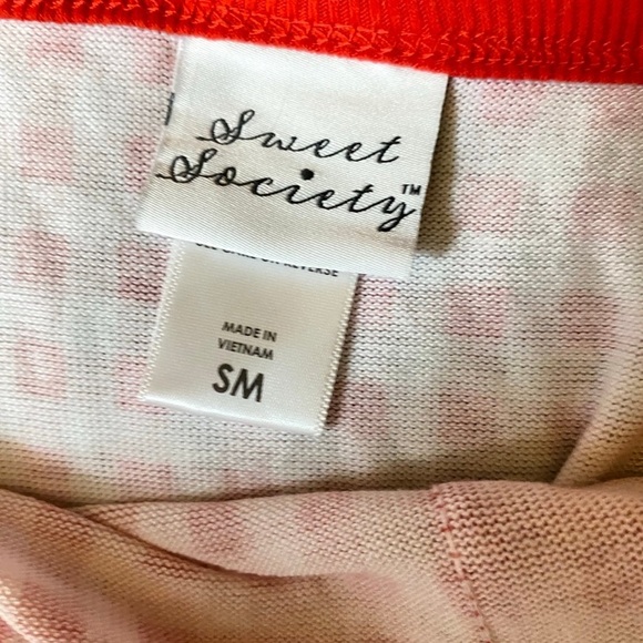 2 Tank Tops - Picture 5 of 10